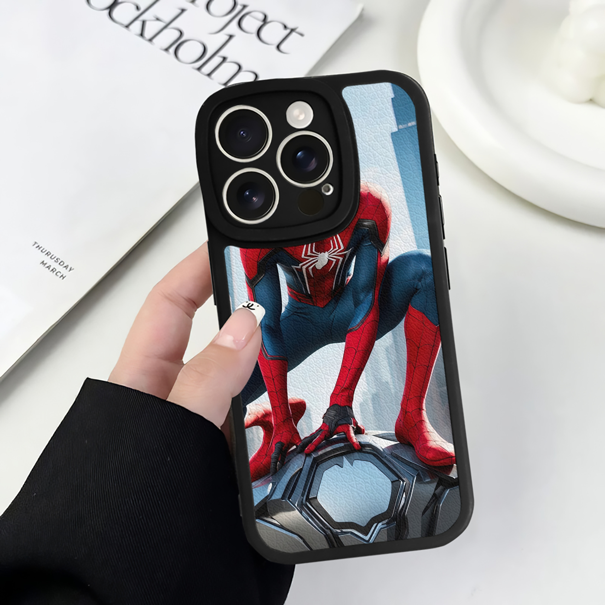 Spider Man スパイダーマン 【iPhone 16シリーズ対応】シリコンスマホケース（レザー調） 材質：シリコン